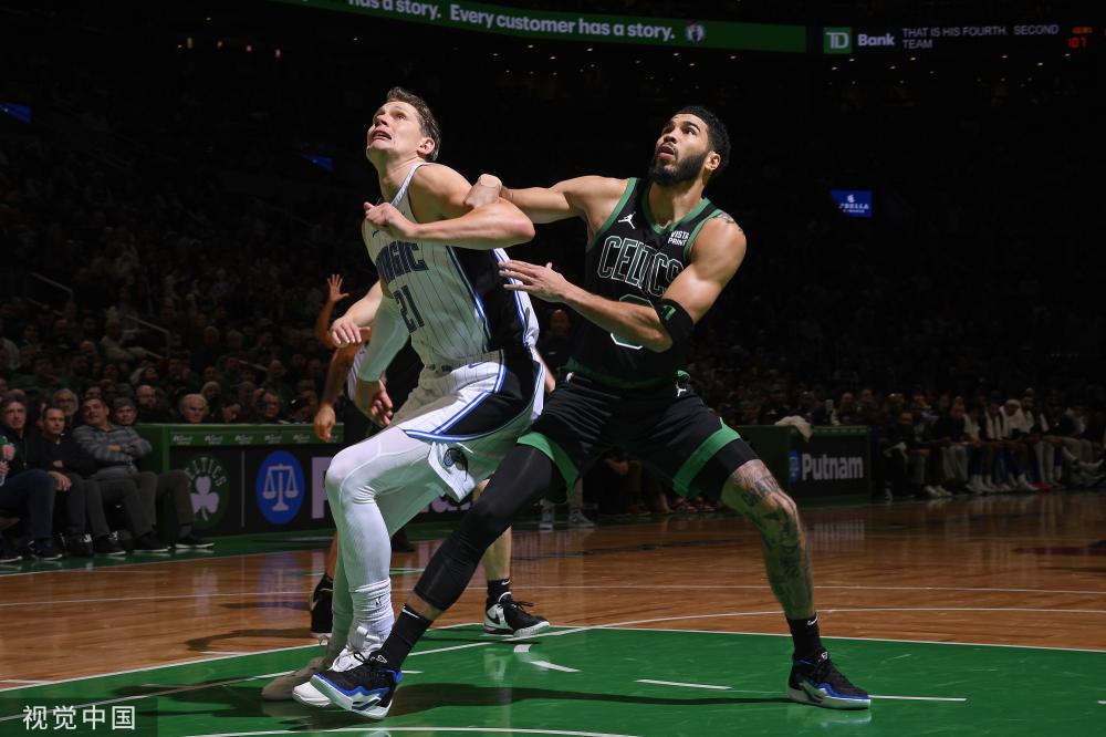 其周围环绕 其周围环绕